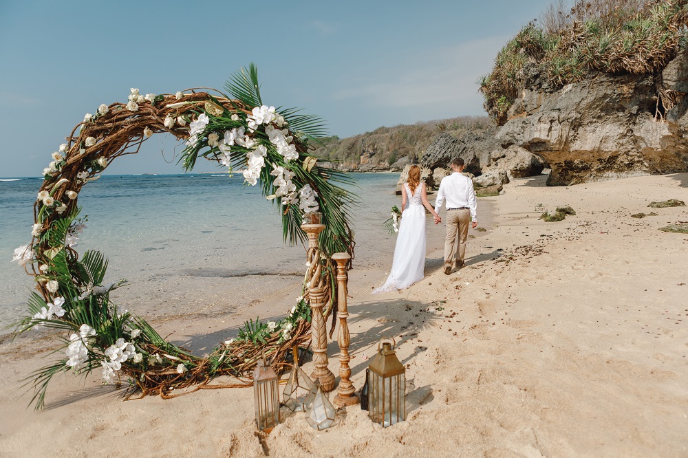 Ślub humanistyczny. Ozdobny ołtarz weselny na plaży.