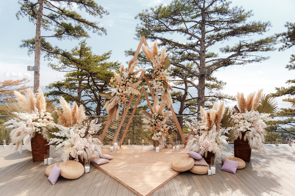 Ślub humanistyczny. Piękne rustykalne dekoracje weselne na tle morza.