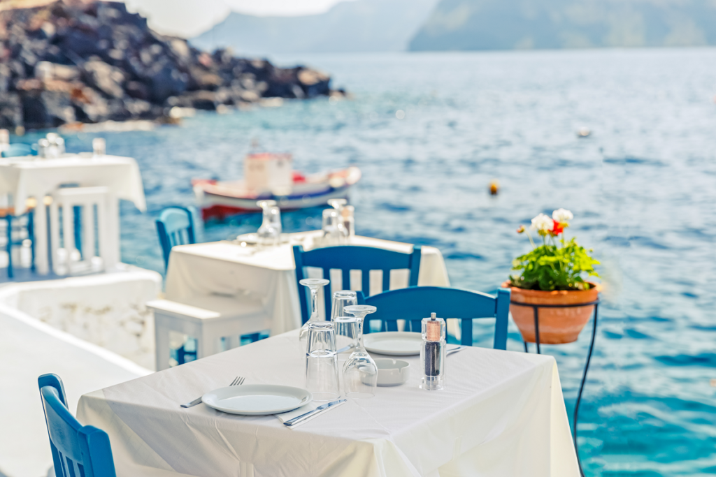 Ślub w Grecji - stoliki w restauracji 