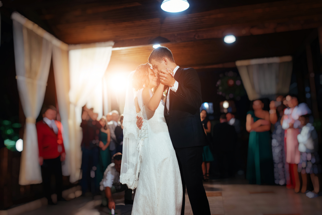 Romantyczny pierwszy taniec nowożeńców