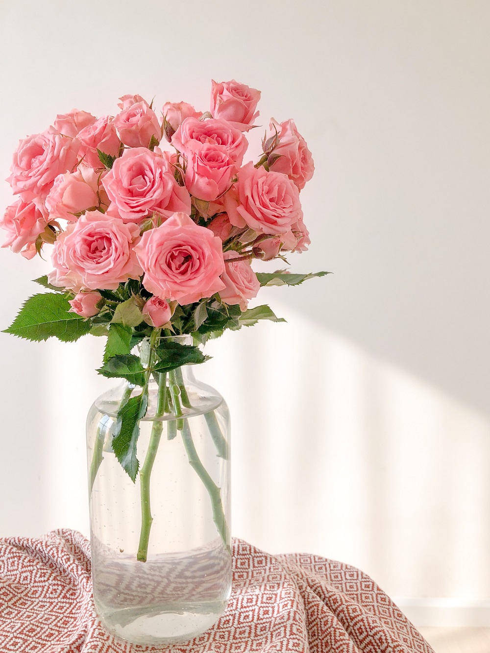 Bukiety ślubne z róż. Różowe róże w szklanym słoiku.