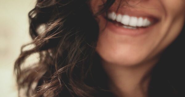 Jak wybielić zęby w domu, aby w dzień ślubu mieć piękny uśmiech? Skuteczne sposoby!
