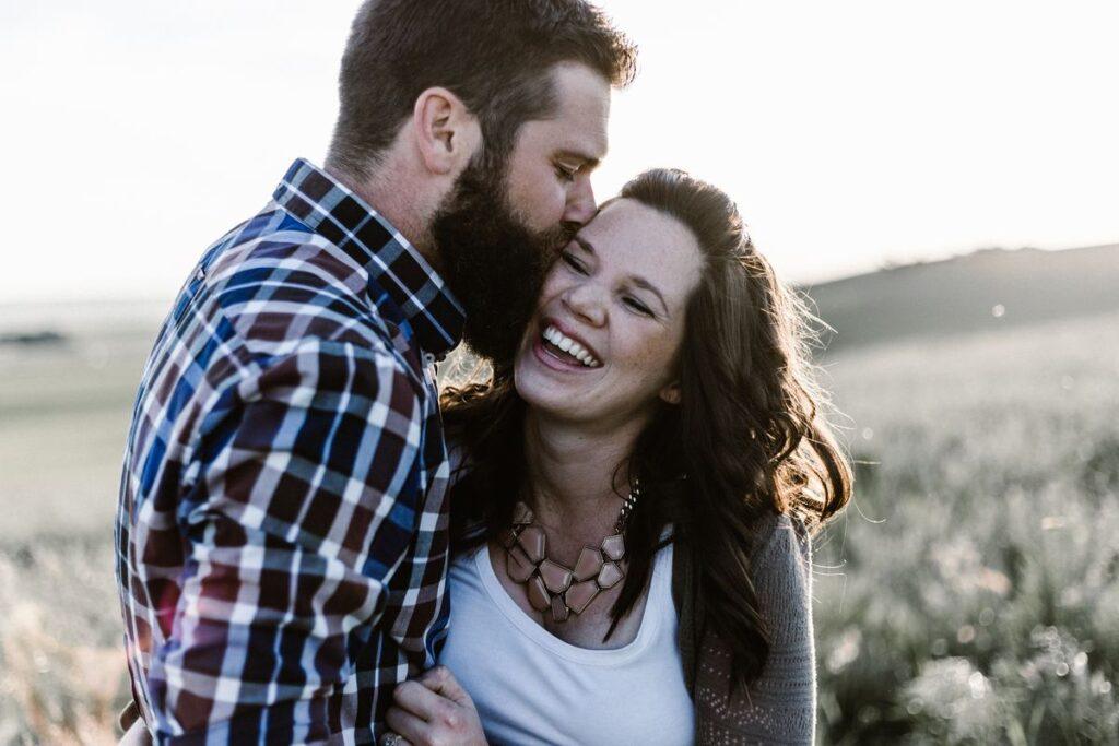 10 rocznica ślubu - mąż całuje żonę