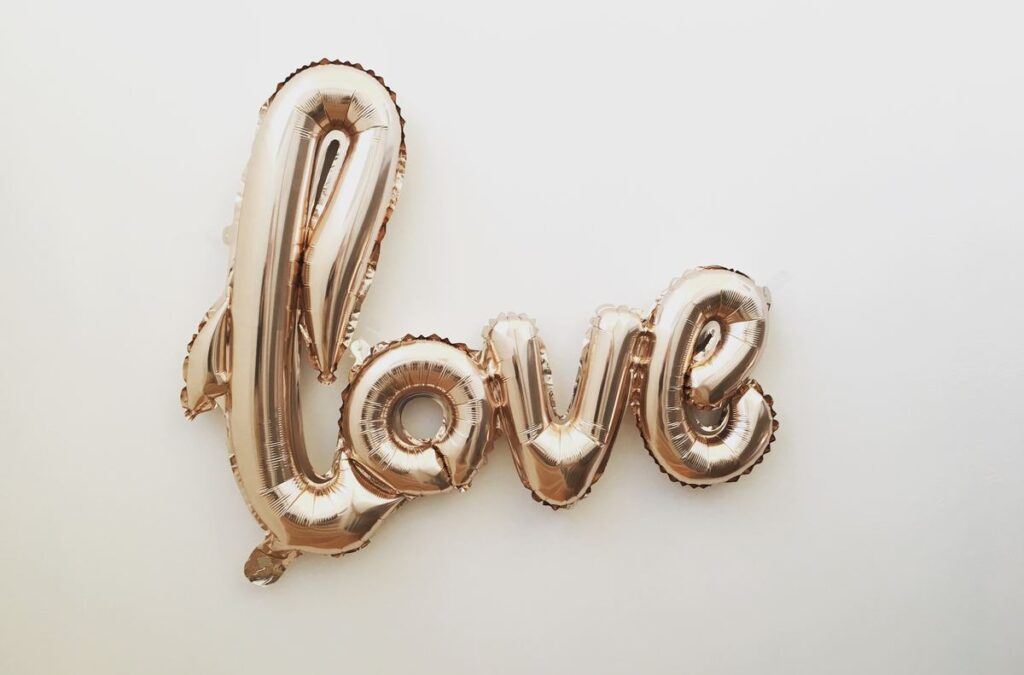 Dekoracje z balonów napis "love"