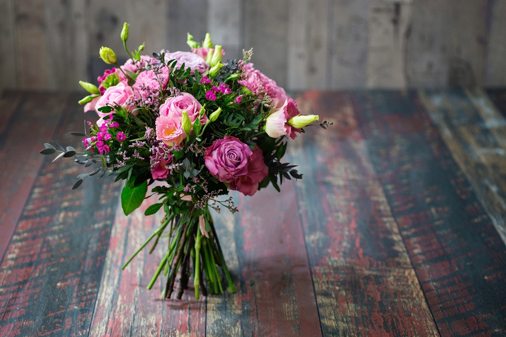 Eustoma bukiet. Bukiet ślubny z różowych kwiatów eustomy i piwonii.