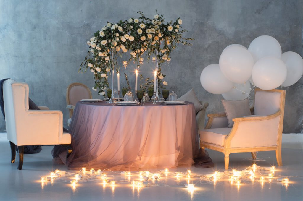 dekoracje z balonów - stół pary młodej z białymi balonami