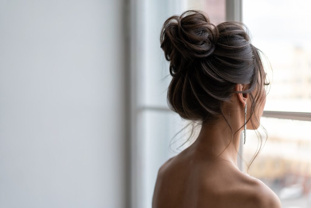Wysoki kok na wesele – klasyka fryzur ślubnych wraca w odświeżonej formie! 