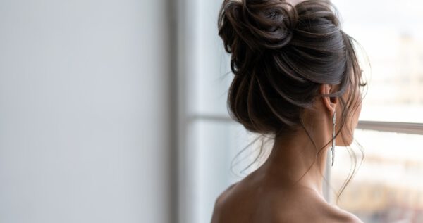 Wysoki kok na wesele – klasyka fryzur ślubnych wraca w odświeżonej formie!