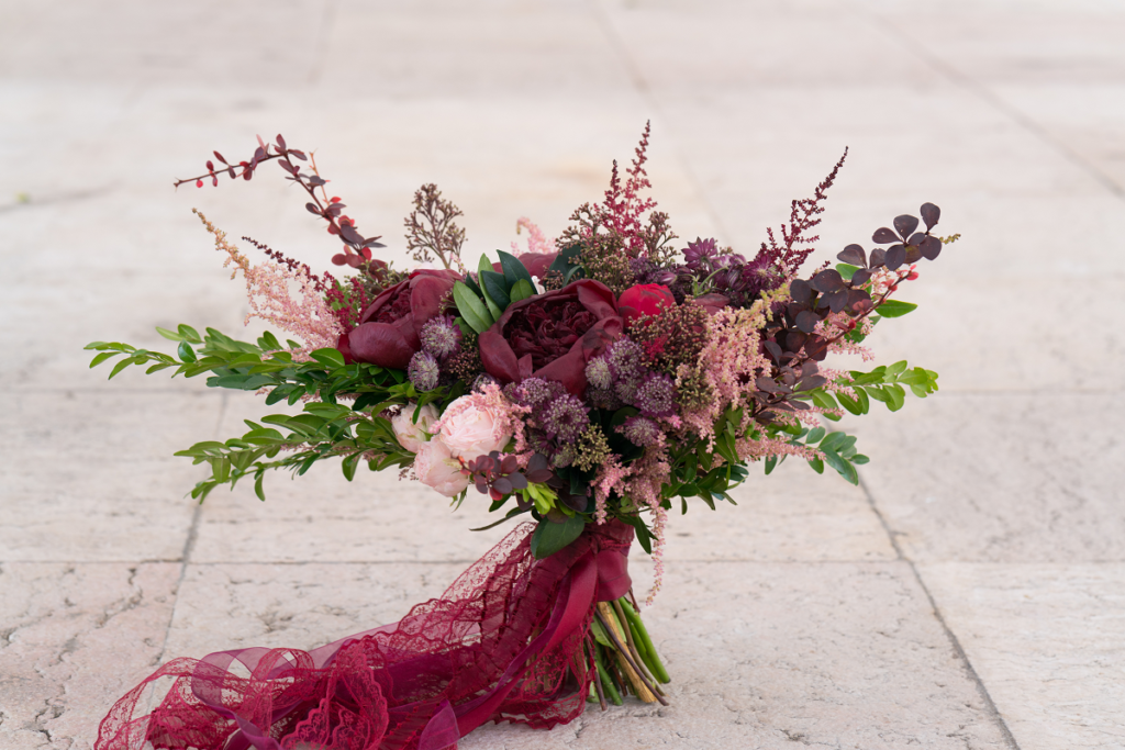 Kwiaty na ślub i wesele - jesienna wiązanka z bordową wstążką