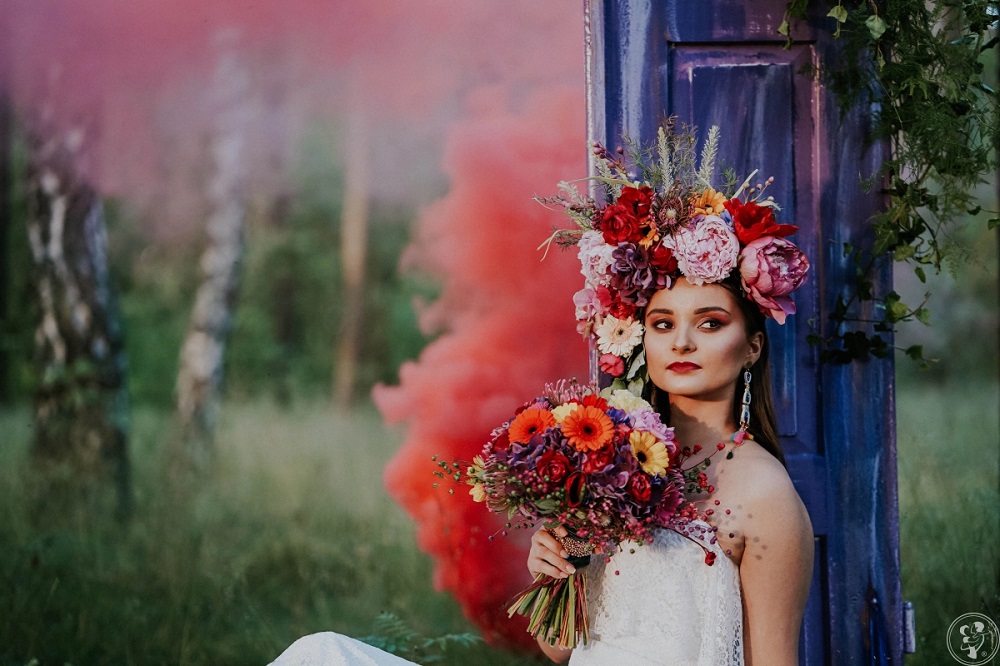 kolorowy dym na wesele - piękna panna młoda podczas sesji zdjęciowej na polanie z czerwonym dymem