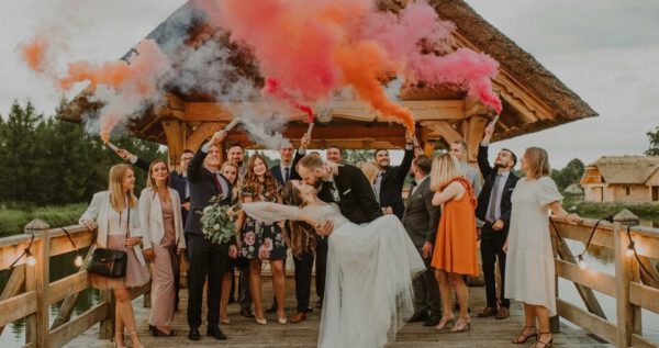 Kolorowy dym na wesele. Zaczaruj swoją sesję ślubną! 💜💛🧡