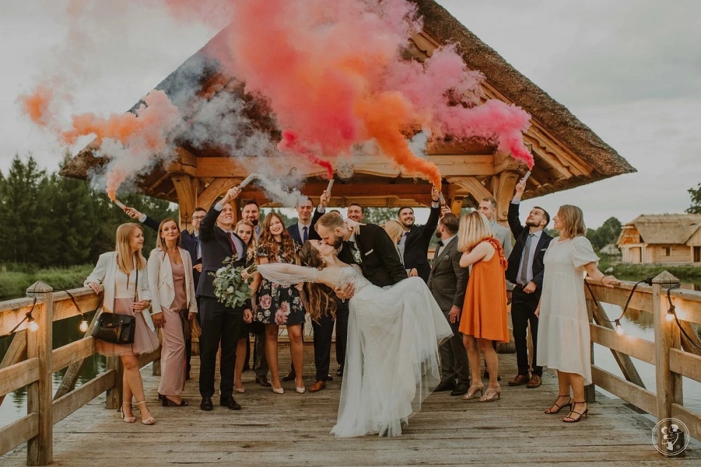Kolorowy dym na wesele. Zaczaruj swoją sesję ślubną! 💜💛🧡