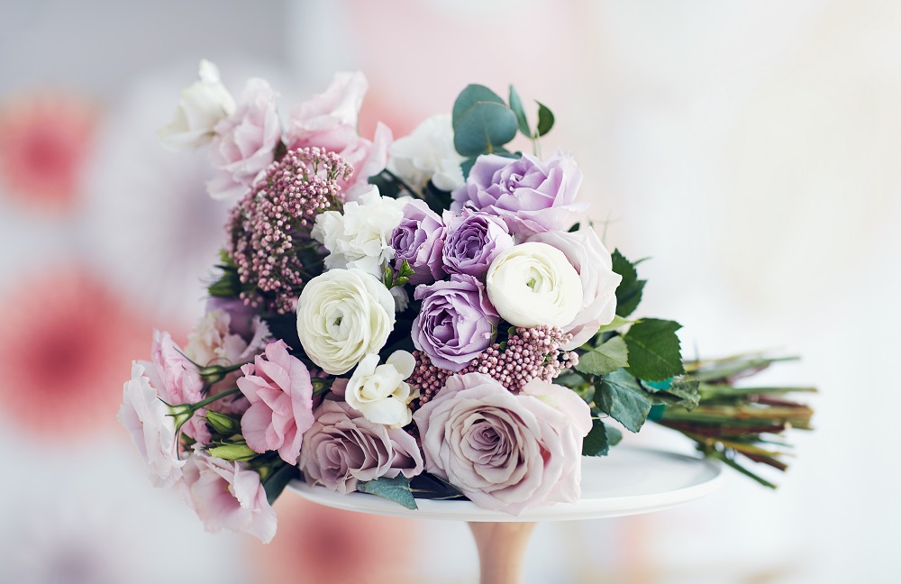 Eustoma bukiet. Śliczny bukiet ślubny zrobiony z pastelowych kwiatów eustomy i róż.