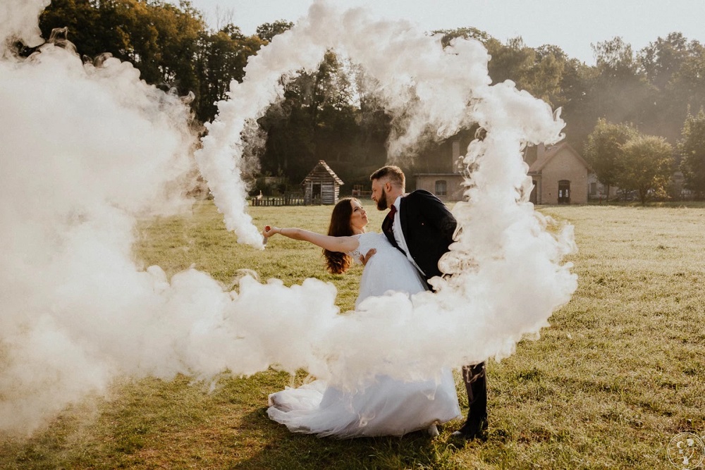 Kolorowy dym na wesele - para młoda podczas sesji z białym dymem.