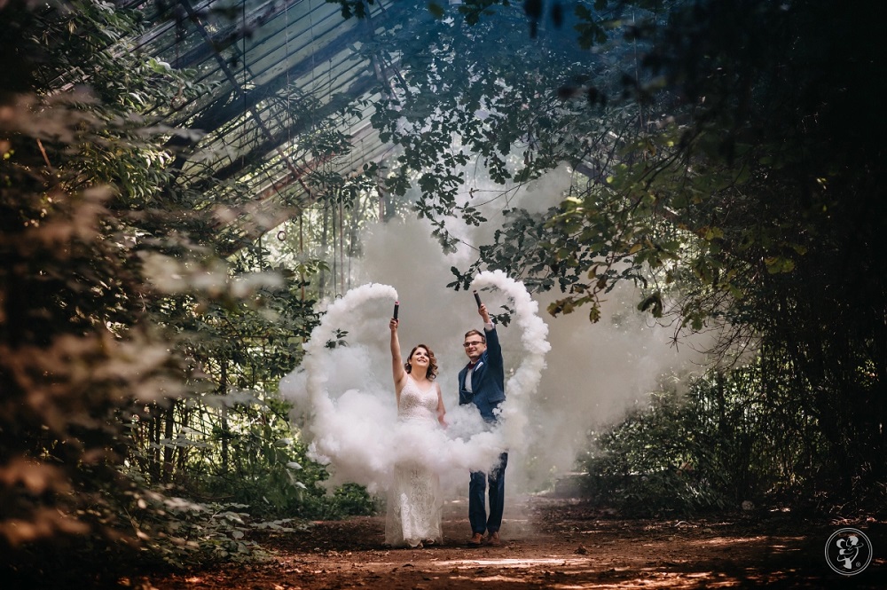 Kolorowy dym na wesele - para młoda podczas sesji zdjęciowej w szklarni