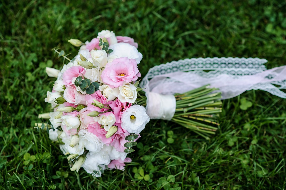 Eustoma bukiet. Bukiet ślubny z białych i różowych kwiatów.