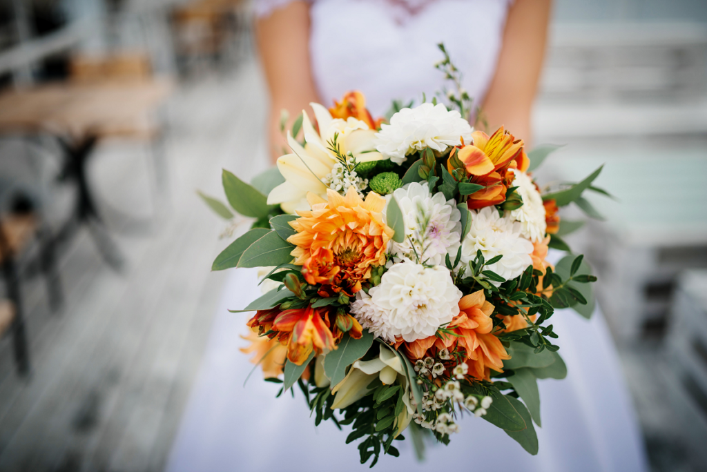 Kwiaty na ślub i wesele - bukiet z białych i pomarańczowych kwiatów