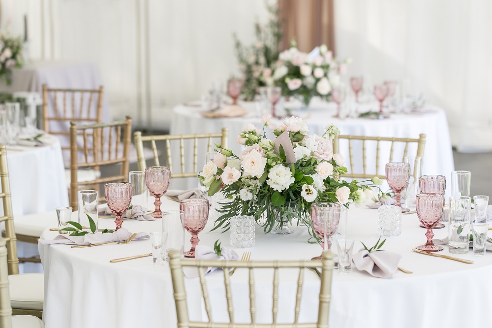 Bukiety na stół weselny. Kompozycja z białych kwiatów na weselnym stole.