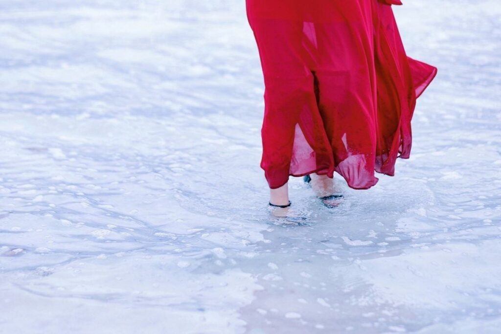 Idealne buty do czerwonej sukienki – zobacz jak stworzyć ognistą stylizację!