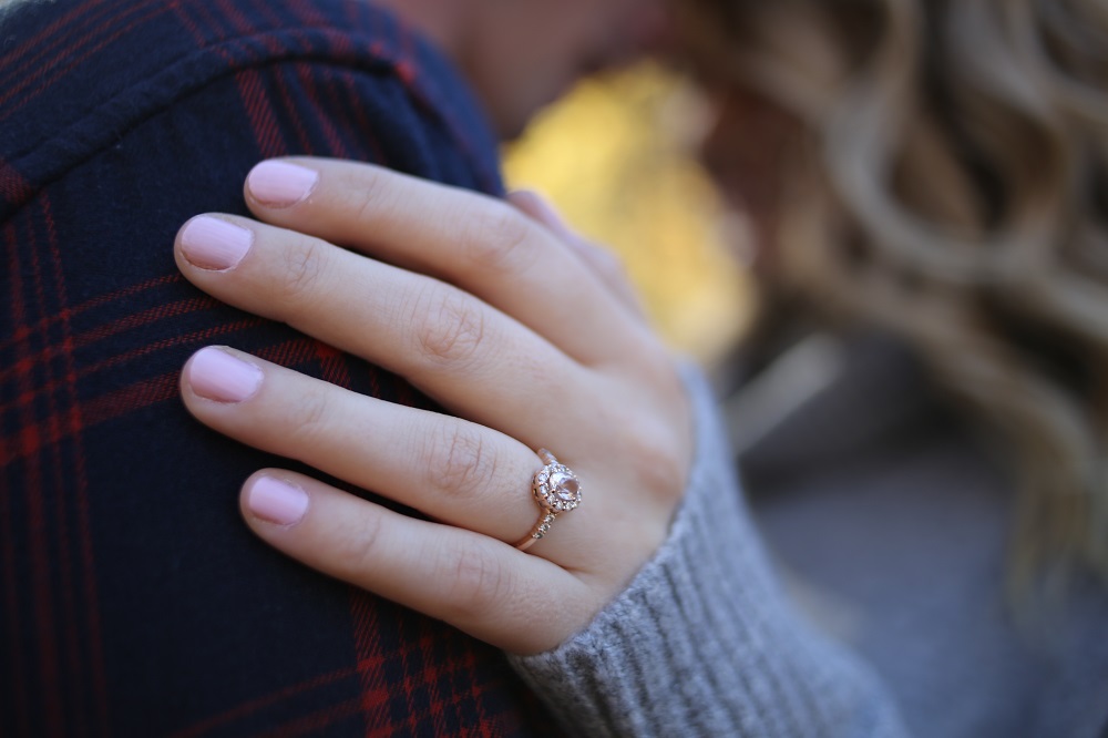 sennik zaręczyny - dłoń kobiety z pierścionkiem zaręczynowym