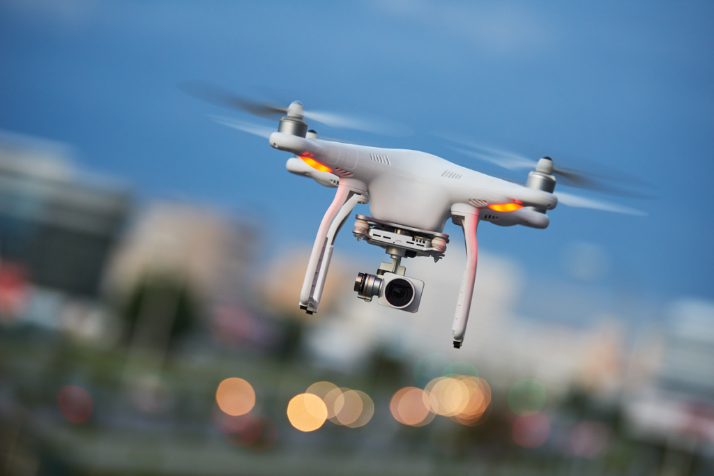 Licencja na drona - dron latający w powietrzu 