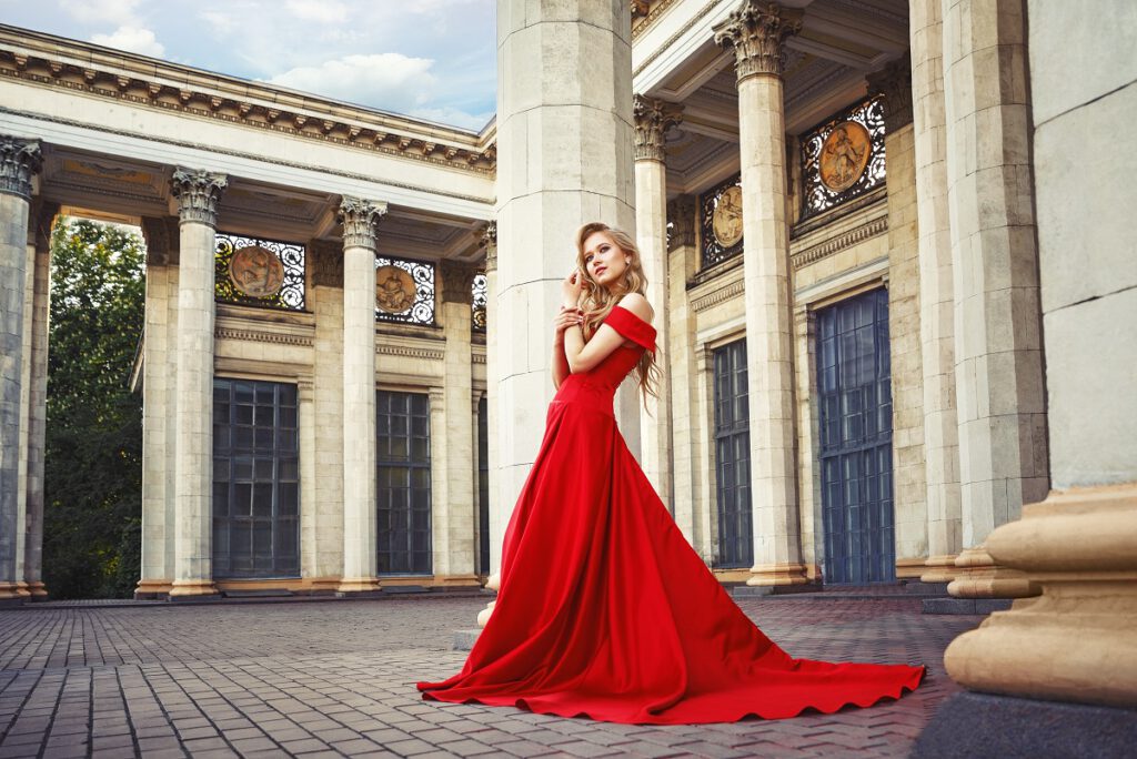 jakie buty do czerwonej sukienki - elegancka kobieta w długiej czerwonej sukni
