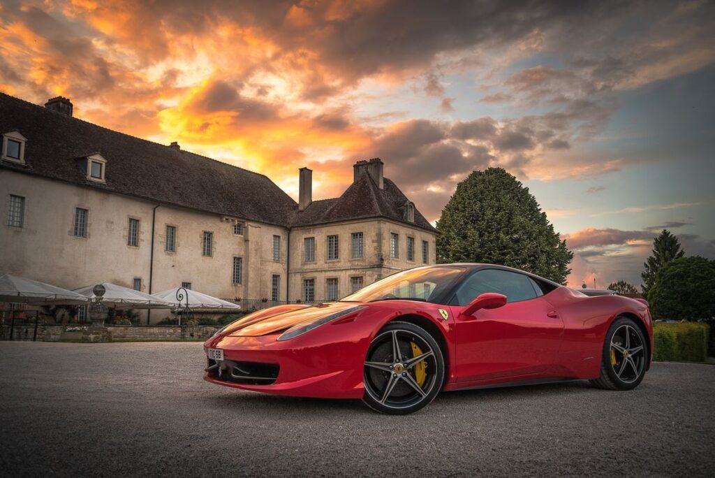 Ferrari na tle starych budynków