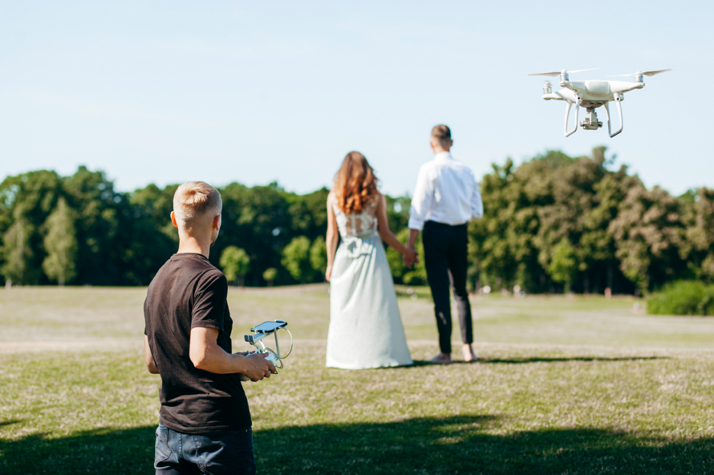 Licencja na drona - fotograf używający drona podczas wesela 