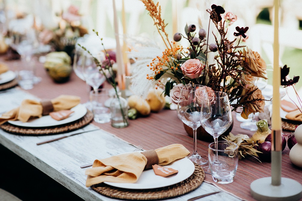 Bukiety na stół weselny. Jesienna kompozycja kwiatowa ze sztucznych roślin na weselnym stole.