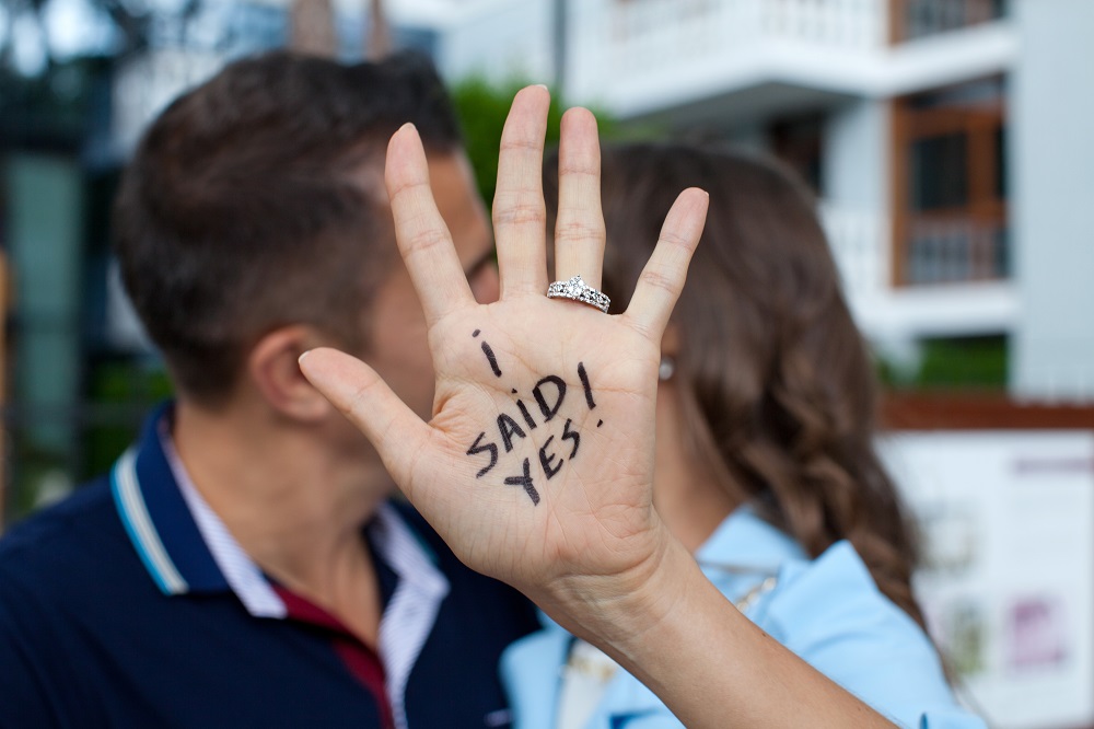 Sennik zaręczyny - kobieta trzyma dłoń z napisem I said yes