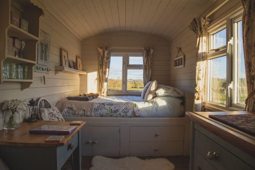 Pomysł na to, jak urządzić małą sypialnię?