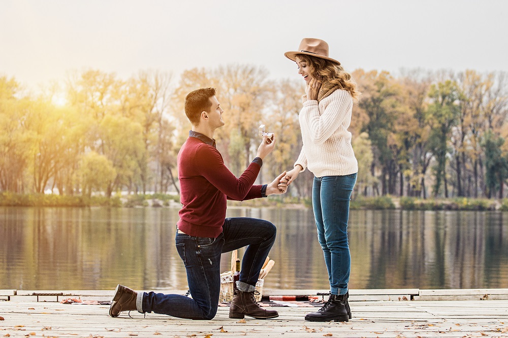 sennik zaręczyny - mężczyzna oświadcza się kobiecie nad jeziorem