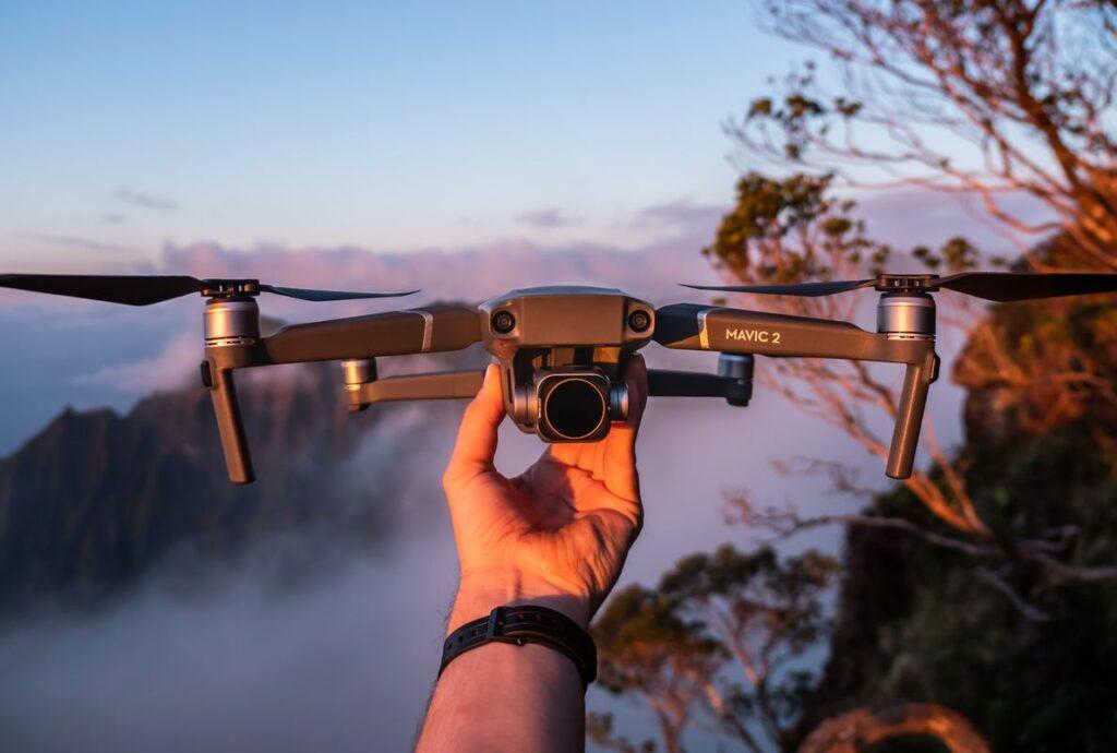 Współczesna fotografia i filmowanie – kiedy licencja na drona jest koniecznością?