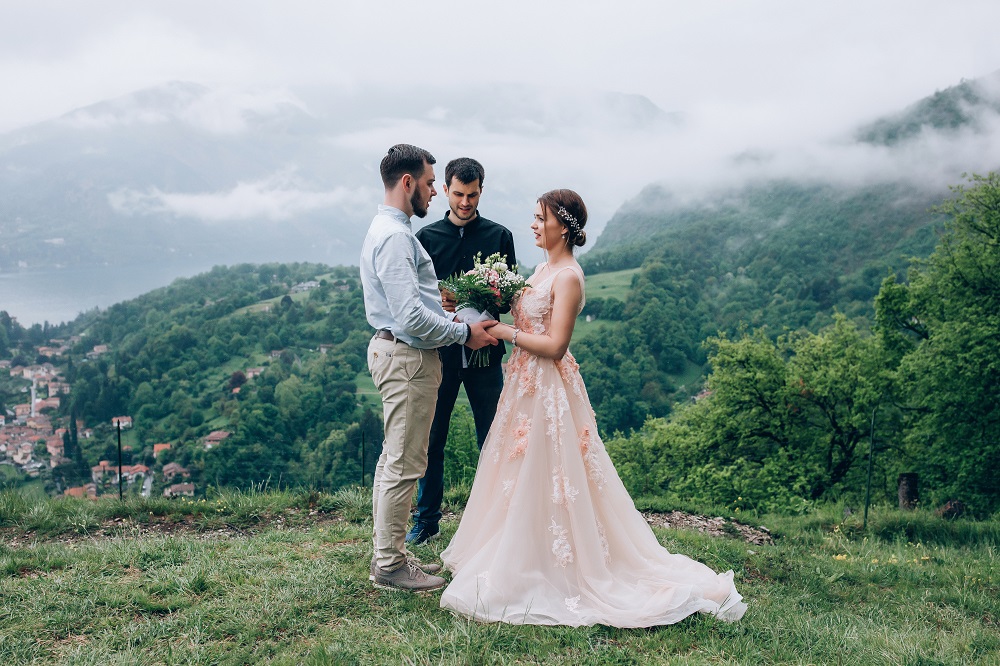 ślub kościelny w plenerze - ceremonia zaślubin w górach
