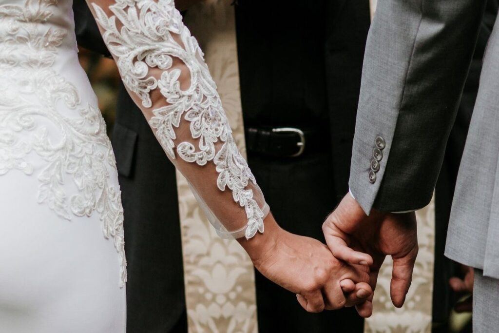 Ślub kościelny w plenerze – czy to w ogóle możliwe?