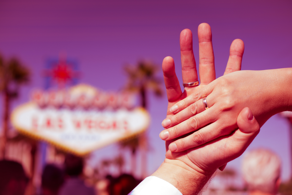 Ślub w Las Vegas - para z obrączkami na palcach