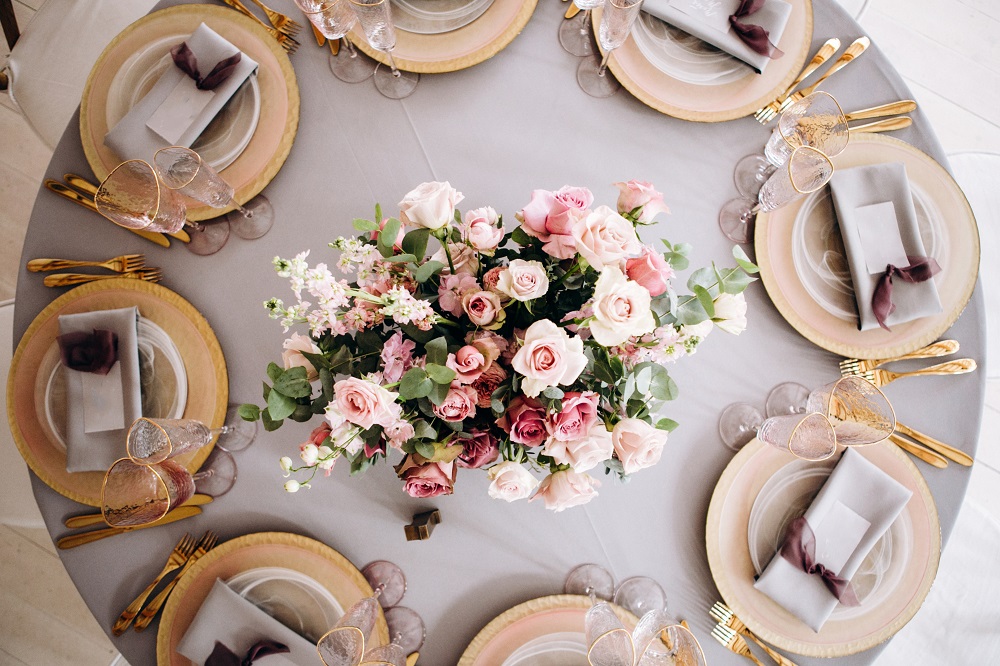 Bukiety na stół weselny. Bukiet z pięknych róż na eleganckim stole weselnym.