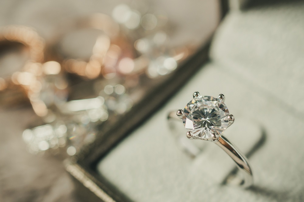Sennik zaręczyny - pierścionek zaręczynowy z diamentem