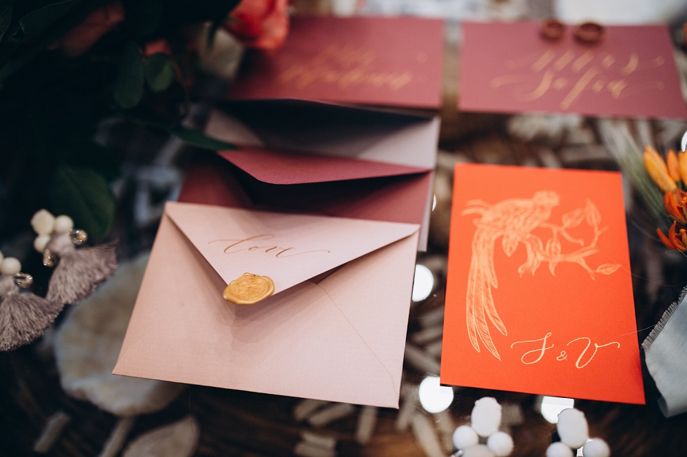 Jak zrobić zaproszenia ślubne - zaproszenia ślubne w różnokolorowych kopertach