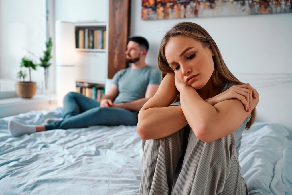 cytaty o związku - smutna dziewczyna siedzi na łóżku po kłótni ze swoim chłopakiem