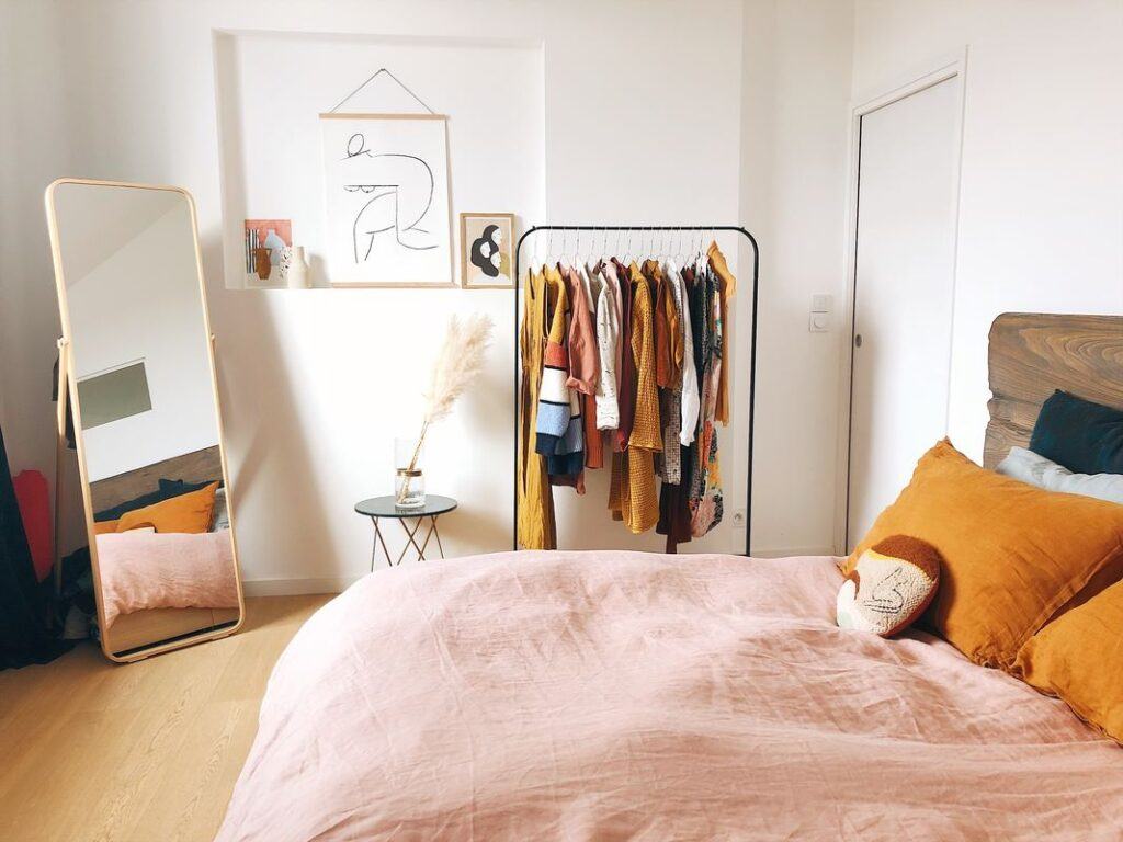 Jak urządzić sypialnię, aby była przytulna? Dzięki kilku trikom stanie się twoim ulubionym miejscem do odpoczynku!