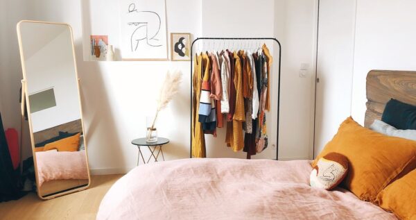 Jak urządzić sypialnię, aby była przytulna? Dzięki kilku trikom stanie się twoim ulubionym miejscem do odpoczynku!