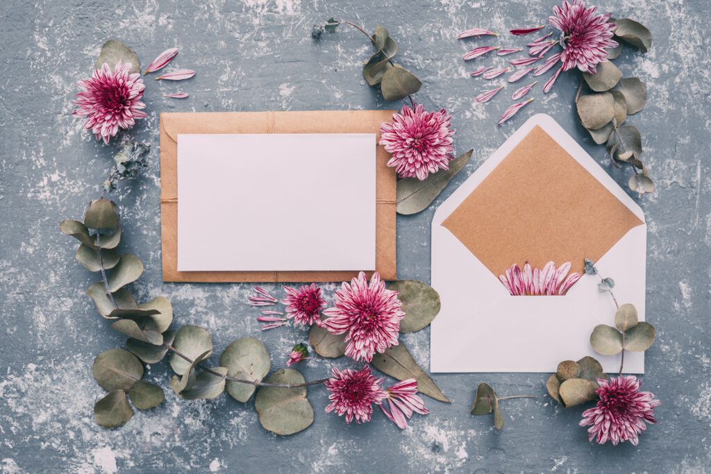 Jak zrobić zaproszenia ślubne - koperta i zaproszenie z motywem kwiatów