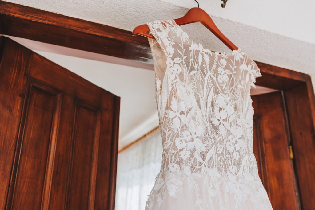 klasyczna suknia ślubna - zawieszona w domu