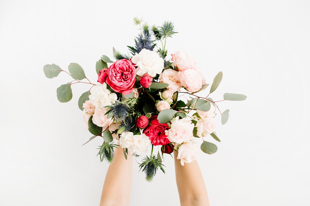 Kwiaty na zaręczyny - bukiet z piwonii, róż i eukaliptusa