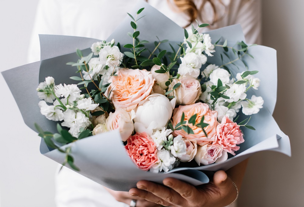 Kwiaty na zaręczyny - śliczny bukiet z piwonii, róż i eustomy