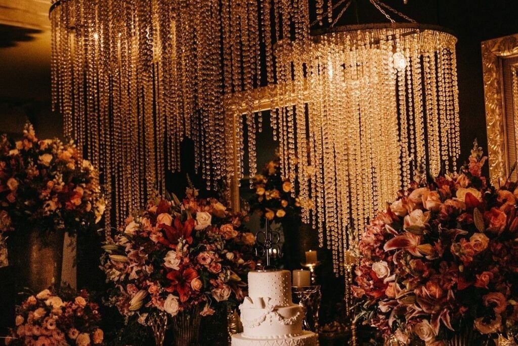 Kryształki i kwiaty jako motyw przewodni wesela