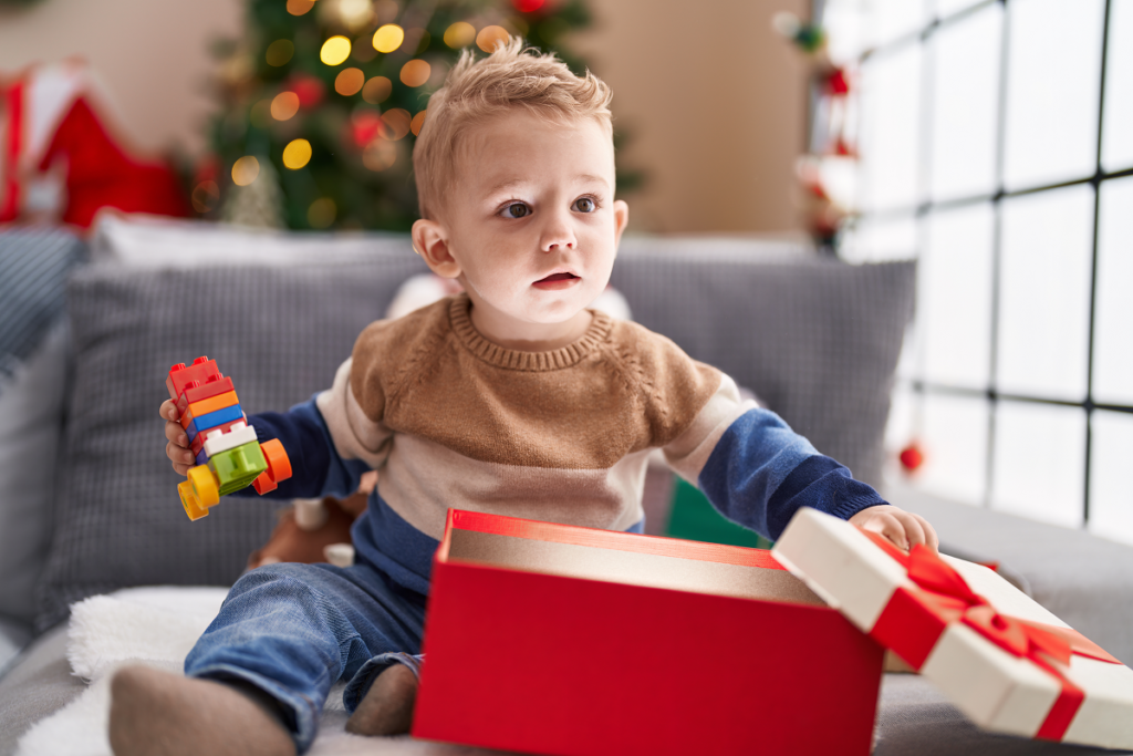 Jak zapakować prezent - dziecko otwiera prezent