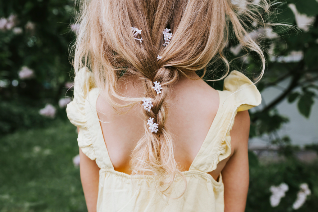 8 pomysłów na najpiękniejsze fryzury dla dziewczynek na wesele!
