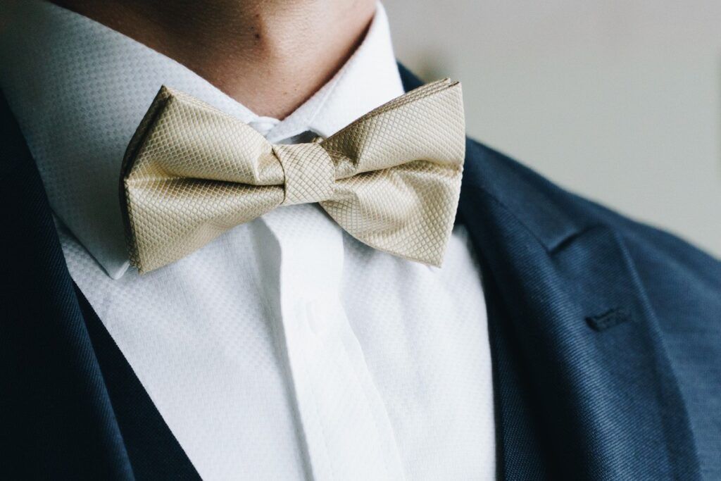 mucha czy krawat - beżowa klasyczna muszka jest świetną alternatywą dla krawata